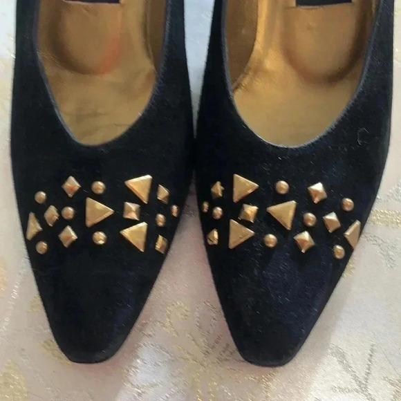 Vintage 80s Stuart Weitzman for Mr. Seymour black suede pumps - Picture 2 of 7